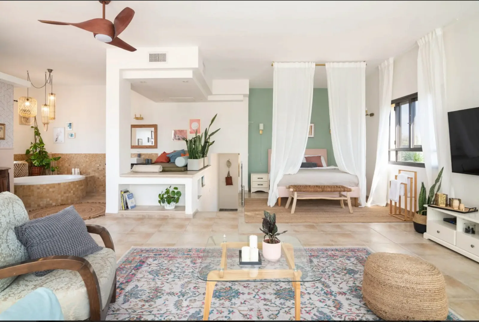 סוויטת SkyLoft (דובדבן) בבר-און – ג׳קוזי פנימי, מיטה זוגית וסלון בחלל פתוח